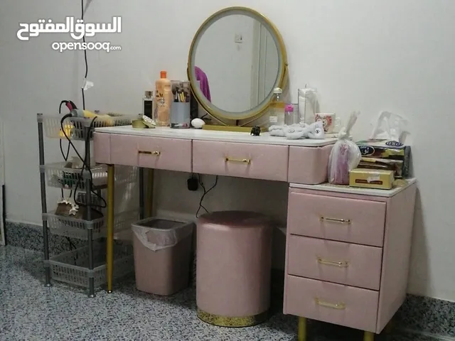 ميز تواليت بتصميم عصري ، كامل مع مرايا وطابورية