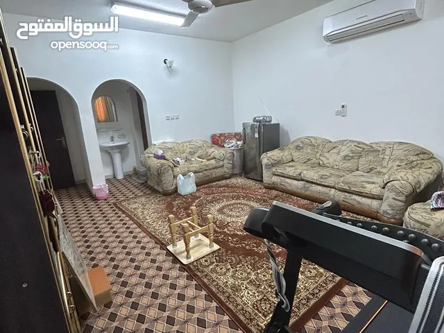 بيت لي البيع سكني قابل لي التحويل تجاري في  قريب من الشارع العام بي 100 متر تقريبا على الشارع الفرعي