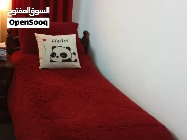 سرير نوم تفصيل للبيع مع برادي ومسبل فرو