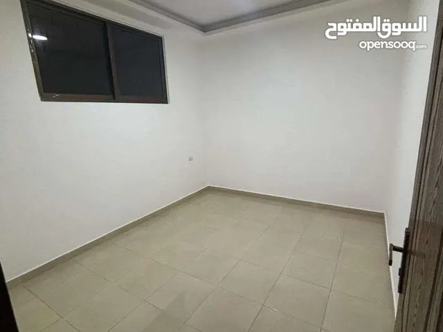 شقة للايجار ضاحية الرشيد بعد الكلية العلمية الاسلامية طابق تسوية مساحة 60م