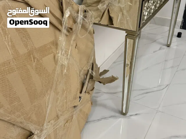 طاولة ومرايا مدخل بيت