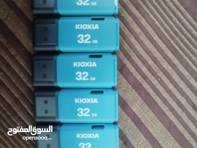 فلاشات kloxlA مساحه 32 جيجا بايت الكميه ست فلاشات 32 وواحده 8 جيجا
