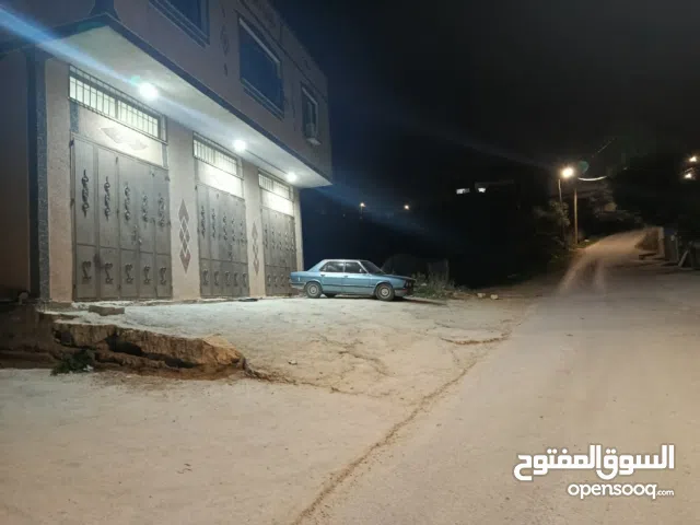 ثلاثة مخازن للايجار