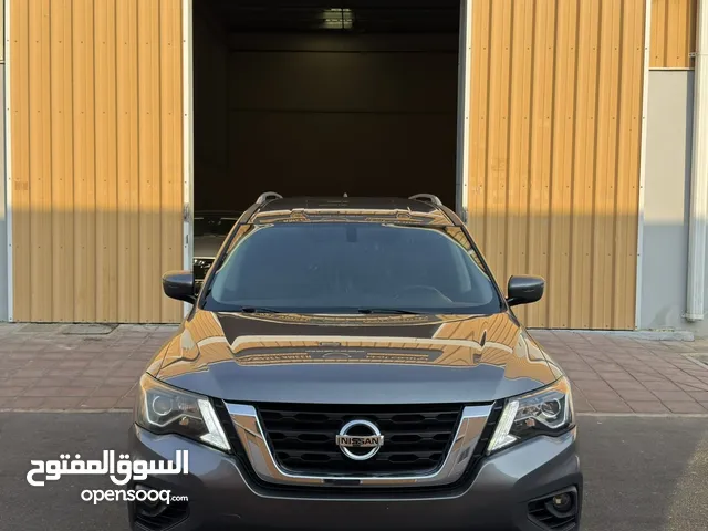 نيسان باثفندر فور ويل سبع ركاب بحالة الوكاله لون مميز