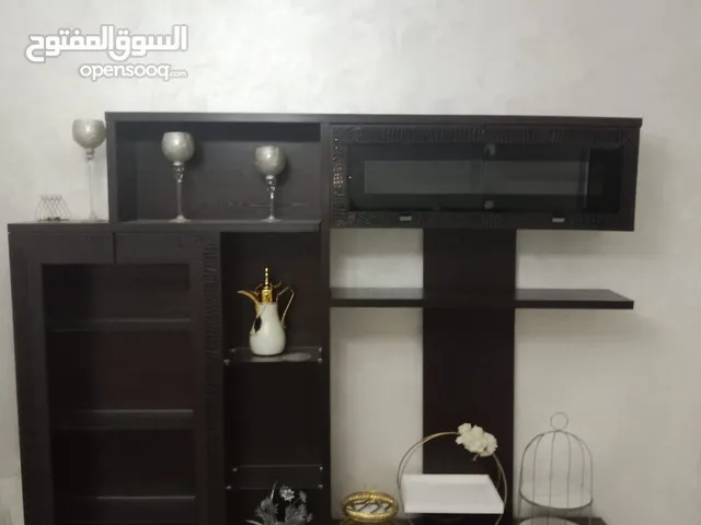بوفيه خشب مطعم بنقشة جلد الافعي بحاله جيده ب30 دينار