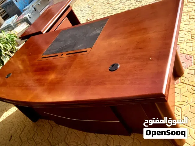 طاولات مكتبية نظيفة جدا وشبه جديده استعمال خفيف ومناسبه للمكاتب و الدراسه و جلسات الطعام والاجتماعات