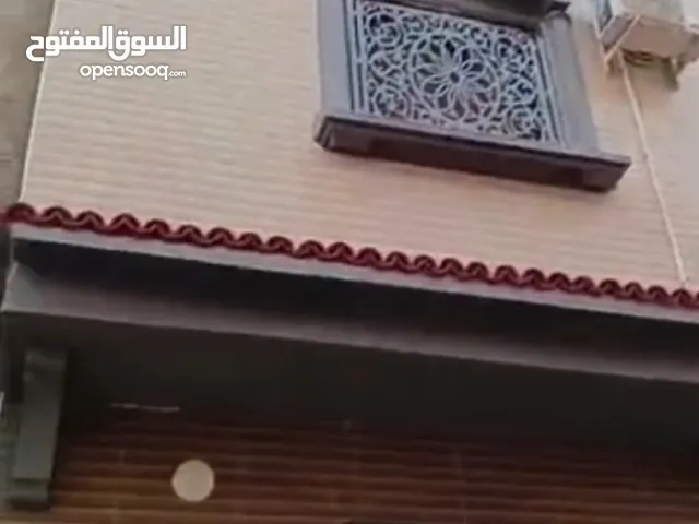 Maison meublée avec du mobilier moderne et une décoration contemporaine.