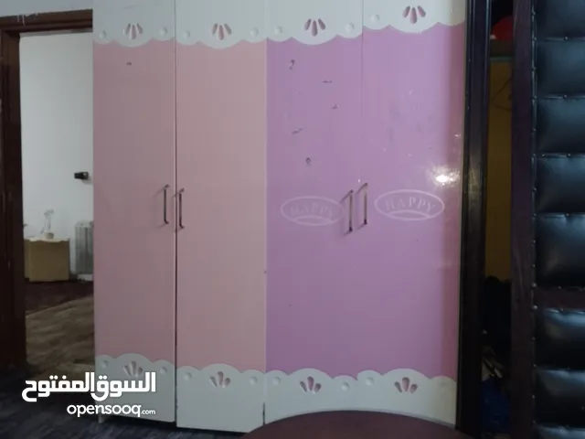 خزانة درفتين ومكتب زجاج سوكاريت وخشب للبيع