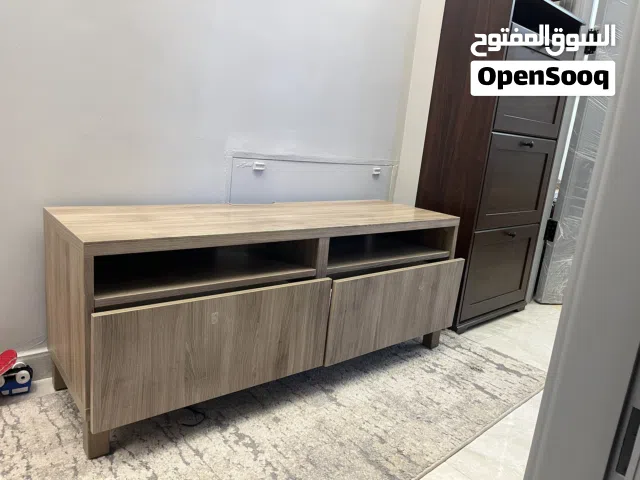 طاولة تلفزيون بحالة ممتازه