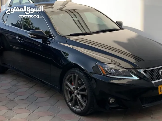 للبيع لكزس is250 موديل 2013 اسود بداخلية احمر بحاله ممتازه