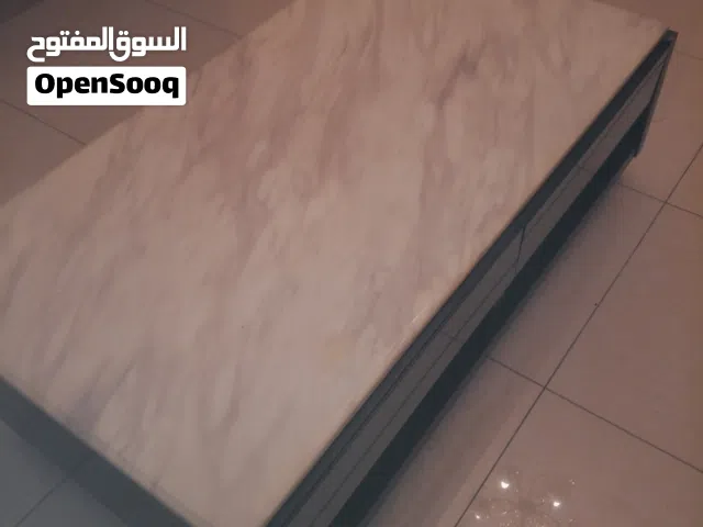 طاوله وسط عصريه بتصميم أنيق سطح  رخام ابيض مطعم برمادي وخشب اسود  +2 درج +رفوف داخليه بحاله ممتازه