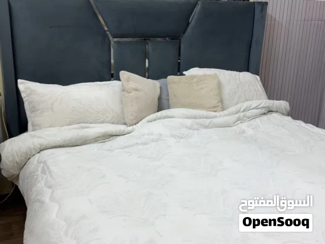 بيع سرير تسريحه مرايه كرسي التسريحه مع كومدينتين استخدام سنتين