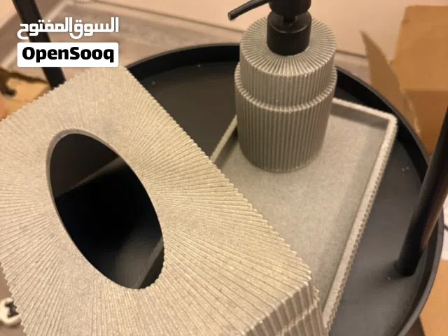 طاولات من ميداس بحالة جيدة طقم حمام من 3 قطع