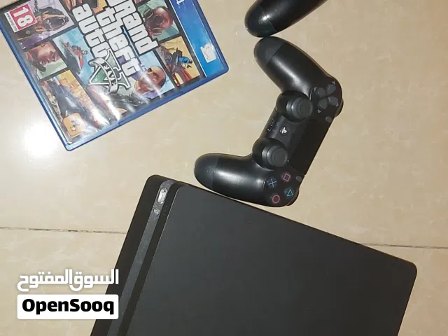 PS4 SLIM 500G مستعملة استعمال خفيف  معها   لعبتين وسيدي GTA V بليستيشن