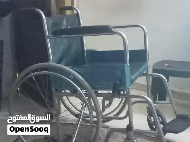 كرسي متحرك يصلح لل استخدام في الحمام