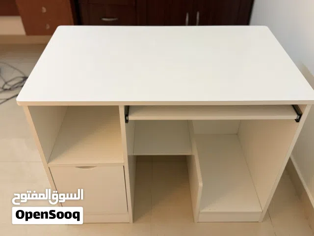 طاولة خشبيه مناسبه للدراسه