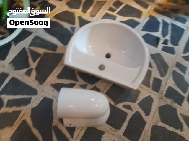مغسله نضيفه جدا لون ابيض قاعه تعليق
