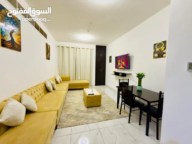 z9 غرفتين وصالة مفروش للايجار الشهري -اثاث vip تاور جديد -موقع مميز -بجوار فندق واسواق العين