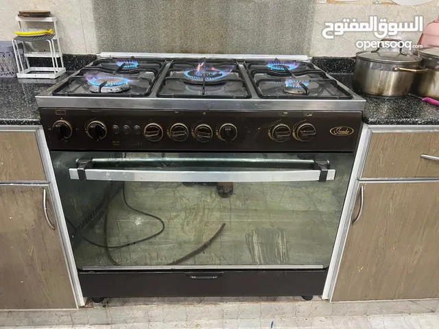 طباخة مع فرن نظيف جداً