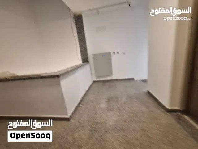 شقة تجاريه ارضيه مستقله بقراجها تصلح لشركات ومكاتب ف منطقه ابوسته