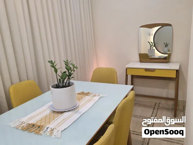 ميز طعام مع ميز مراية خشب زان للبيع