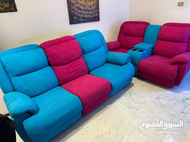 طقم ريكلاينر ثقيل مودرن 5 مقاعد ويتم التحكم بجلسته بحاله جيده جدا للبيع