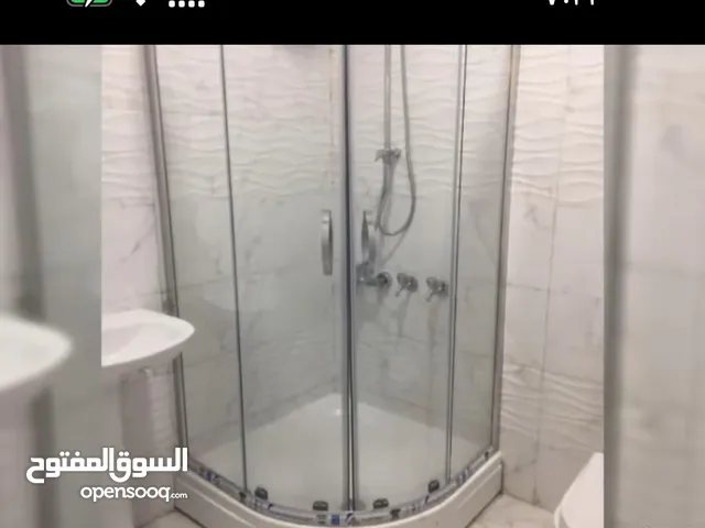 شاور قطعتين الواحد ب 300 وبي مجال جديد مغاسل 3 قطع الوحده ب 50 وبيها مجال