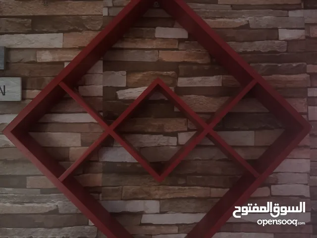 رف خشبي لون احمر مربع طول 41 سم بعرض 41 سم بعمق 8 سم ( ديكور ) شبه جديد