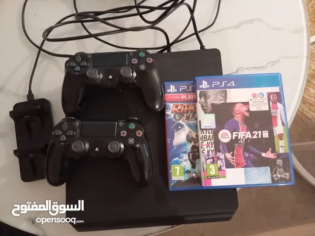 بلايستيشن 4 سلم وكالة مع ايتين اصليات ولعتبين وقاعدة شحن ايدين