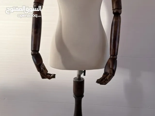 منيكان للخياطة وعرض الملابس كامل الجسم قماش فاخر مع ذراعين وأصابع متحركة – شبه جديد/ قياس M