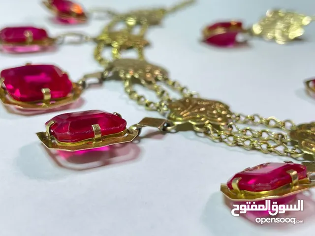 Old ruby ​​stone حجر الياقوت القديم