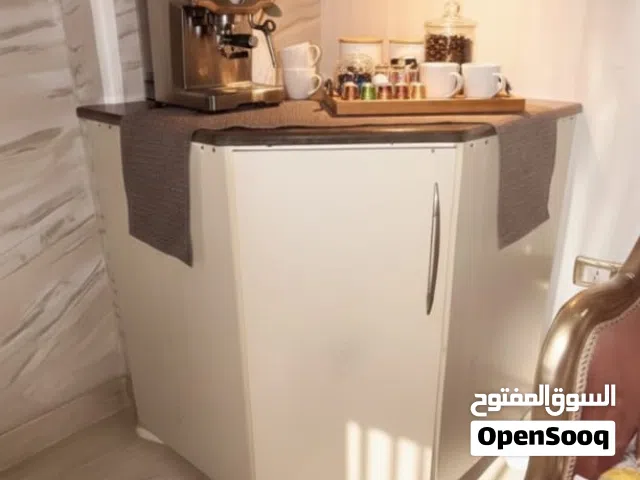 كورْنر مطبخ/ديكور – أكريليك فاخر مع رخام جلاكسي أسود