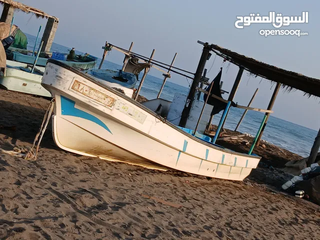 قارب 23 قدم بدون ملكية