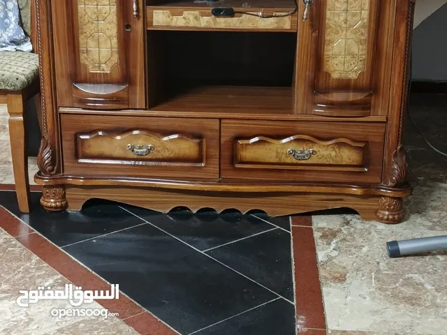 ميز تلفزيون خشب مستعمل للبيع