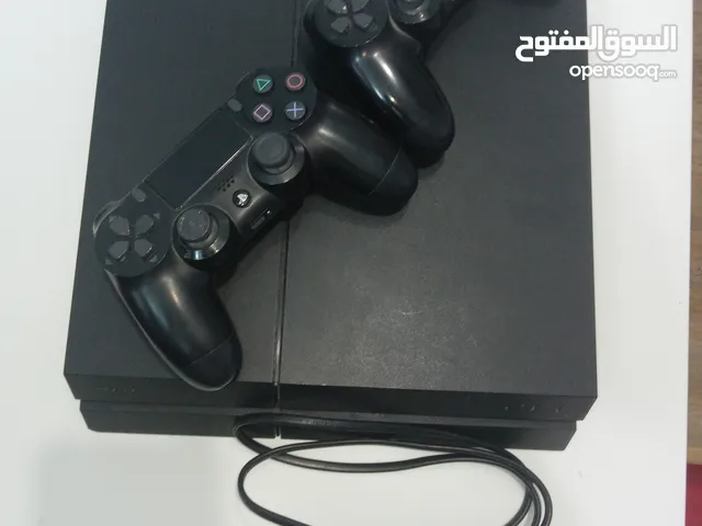 PS 4 FAT مستعمل ممتاز جداً مع ايدتين بحاله الوكاله مع كرت شاشه وذاكره GDDR5 بسعه 8GB يدعم جميع CD