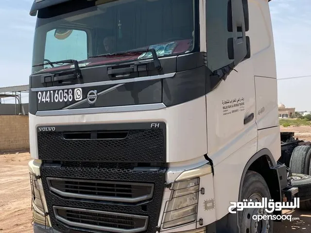 Tractor Unit Volvo 2015 in Al Sharqiya