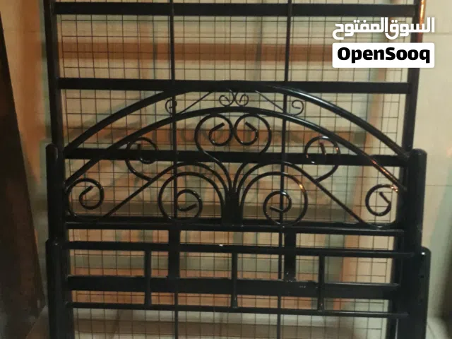 سرير حديد وكنبه خشب استعمال خفيف