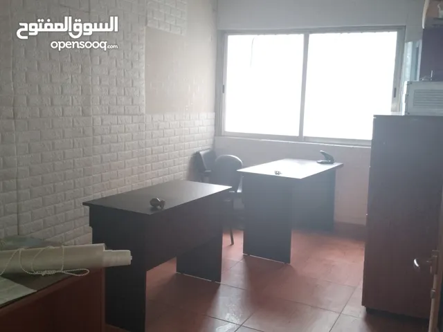 عقار مولف من 3,طوابق مع سطح للبيع