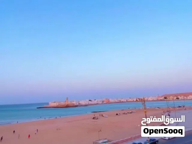 شقه غرفه وصاله وحمام ومطبخ وجلسه خارجيه مع اطلاله على البحر مباشر ،  الايجار شامل كل شيء