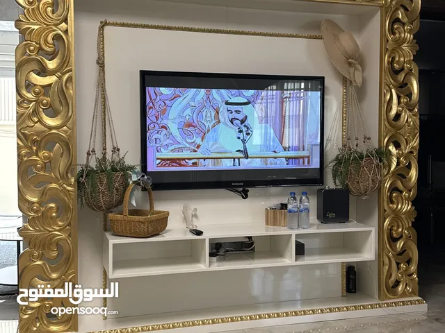 مكتبة تلفاز فخمة وبحالة ممتازة