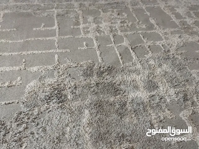 سجاد سكني ب 35 سجاد شاغي لونو بين الاحمر والخمري