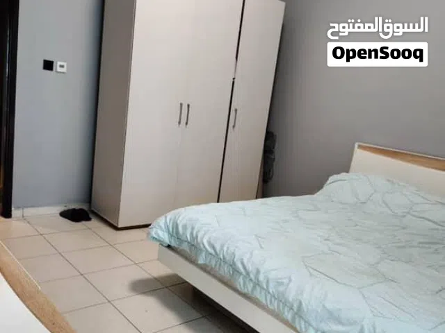 غرفة مفروشة مع بلكونة لشخص واحد بسرير مزدوج - شقة نظيفة في برج النخلة 1 الخان وعدد قليل في الشقة