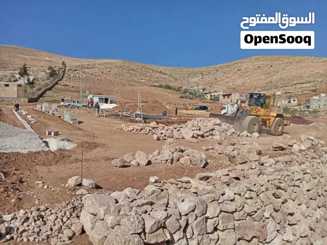 استصلاح الأراضي وبناء السلاسل الحجرية والأسوار الخارجية والبيوت والبرك السباحة وكافة أعمال المقاولات