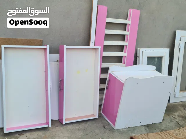 سرير مواليد مستعمل يحتاج شوي صيانة فيه زوز قجورة ودولاب صغير سعره 150 واصل