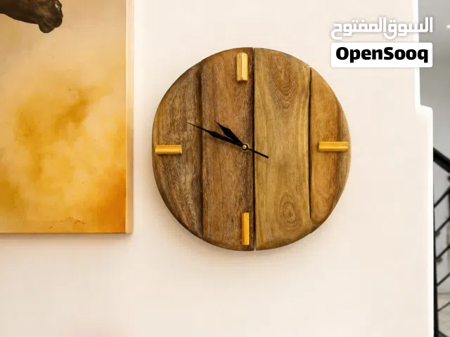 ساعة جدارية خشبية مع تغليف راقي