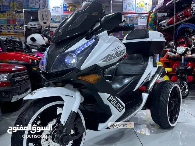 MOTO POLICE ÉLECTRIQUE 12V 3 Roues 1 à 10 ans Couleurs : Rouge/ Blanc / Jaune.