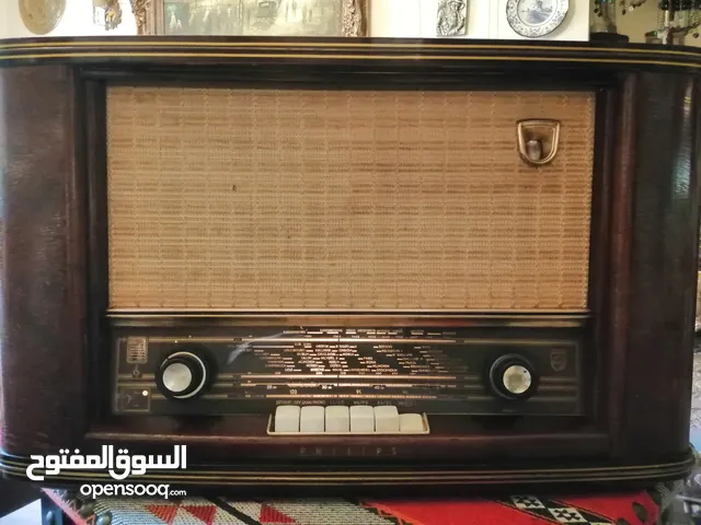 راديو انتيك philips هولندي صناعة 1952 بحالة جيدة جداً يعمل بشكل ممتاز يوجد محطة UKG(FM) شغال