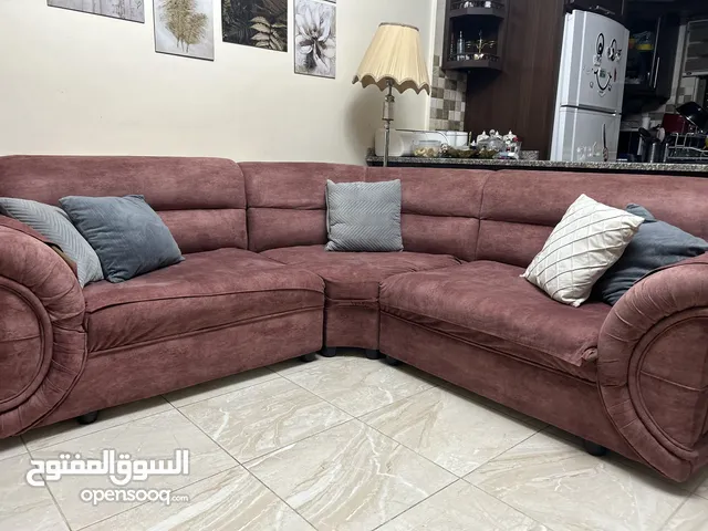 طقم كنب ثلاث قطع مع طاولة وسط من درجات لون السومو