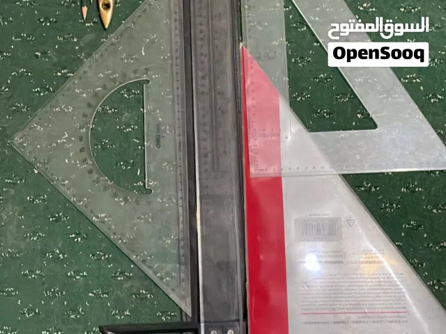 مساطر ومثلثات وادوات هندسية لمادة الرسم الهندسي