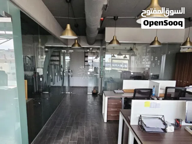 مكتب تجاري مميز للبيع أو للإيجار في شارع مكة